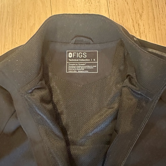 Black FIGS Windbreaker style jacket - Picture 3 of 5